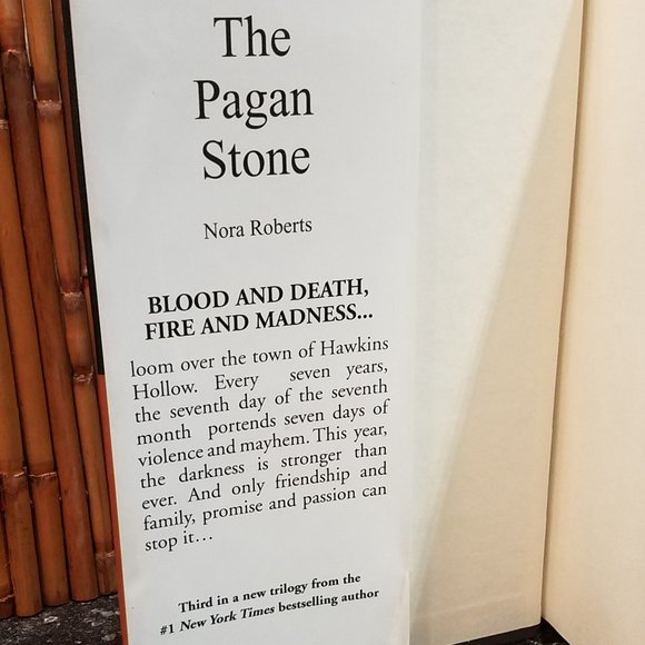 Bundle of 2 Nora Roberts Hardcover, Large Print Novels - Picture 5 of 6